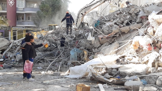 Un bambina tenta di recuperare gli oggetti cari tra le macerie della sua casa distrutta dal terremoto. Adana 7 febbraio 2023 ANSA/ FILIPPO CICCIU'