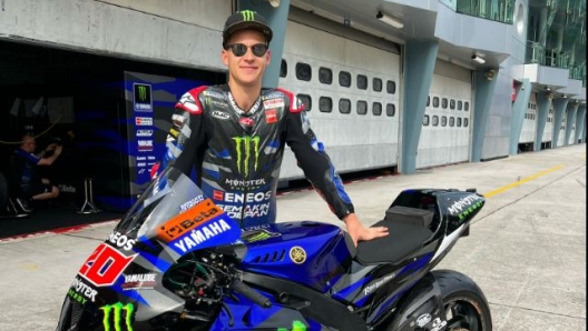 Fabio Quartararo ai box di Sepang con la Yamaha