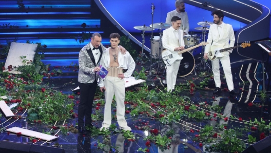 Sanremo 2023 Blanco rose distrutte e Amadeus