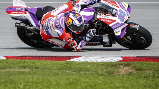 epa10458444 Spanish MotoGP rider Jorge Martin of Prima Pramac Racing in action during the MotoGP pre-season test session at the Sepang International Circuit, in Sepang, Malaysia, 10 February 2023.  EPA/FAZRY ISMAIL