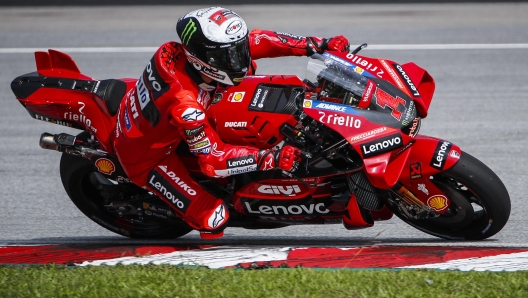 epa10458419 Italian MotoGP rider Francesco Bagnaia of Ducati Lenovo Team in action during the MotoGP pre-season test session at the Sepang International Circuit, in Sepang, Malaysia, 10 February 2023.  EPA/FAZRY ISMAIL