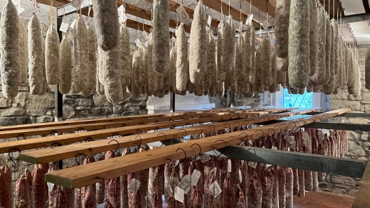 Una cantina di Bosmenso con i salami a stagionare