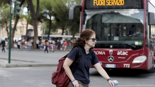 Foto Cecilia Fabiano /LaPresse 16-09-2022 Roma, Italia - Cronaca - Sciopero dei trasporti file alle fermate , metro chiusa,  file in attesa dei taxi - Nella Foto : Stazione Termini    September 16, 2022 Rome Italy - News -Transport strike  In The Photo : Termini Station