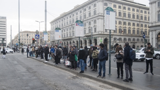 Foto LaPresse 2 Dicembre 2022 Roma, Italia - Cronaca - Sciopero mezzi pubblici. Nella foto: file alle fermate degli autobus, metro A chiusa, fila ai taxiDecember 02, 2022 Rome, Italy - News - The national transport strike in Rome