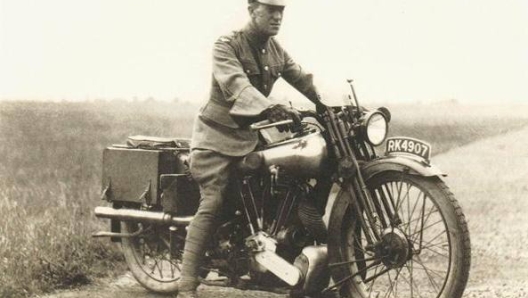 Lawrence d'Arabia con la sua Brough Superior SS100