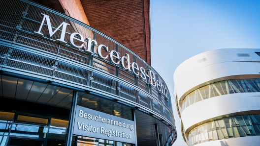 Neue Beschilderung in der Zentrale der Mercedes-Benz Group AG in Stuttgart-Untertürkheim 

New Signage at the Headquarters of Mercedes-Benz Group AG in Stuttgart-Untertürkheim, Germany