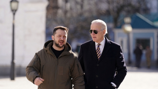 US President Joe Biden (R) walks next to Ukrainian President Volodymyr Zelensky (L) as he arrives for a visit in Kyiv on February 20, 2023. - US President Joe Biden made a surprise trip to Kyiv on February 20, 2023, ahead of the first anniversary of Russia's invasion of Ukraine, AFP journalists saw. Biden met Ukrainian President Volodymyr Zelensky in the Ukrainian capital on his first visit to the country since the start of the conflict. (Photo by Dimitar DILKOFF / AFP)