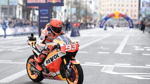 epa10477426 Motorcycle rider Marc Marquez makes an exhibition at the Gran Via in Madrid on the occasion of the Prime Video series 'Marc Marquez ALL IN' in Madrid, central Spain, 19 February 2023. The series tells the story of Marquez' three-year-long recovery process from the moment of the pilot's injury in Jerez racetrack in Andalusia, southern Spain, until his last operation in mid-2022.  EPA/VICTOR LERENA