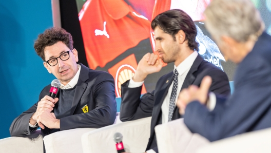 A sinistra Mattia Binotto, ex team principal Ferrari

Nella foto: Mattia BINOTTO, Antonio GIOVINAZZI, Gianluca GASPARINI 

Festival dello Sport
Palazzo della Regione
Trento, 23 settembre 2022