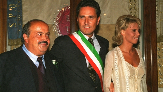 MATRIMONIO COSTANZO 28/08/1995 MAURIZIO COSTANZO CON RUTELLI E LA MOGLIE  MARIA DE FILIPPI  DOPO IL MATRIMONIO