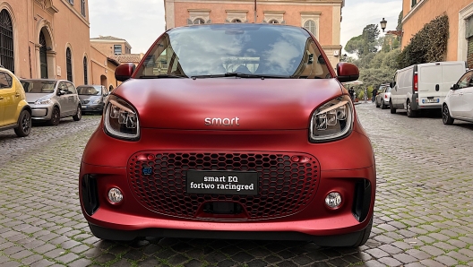 Il particolare anteriore della Smart EQ fortwo racingred