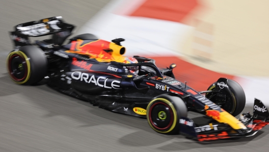 Max Verstappen in azione in Bahrain. EPA