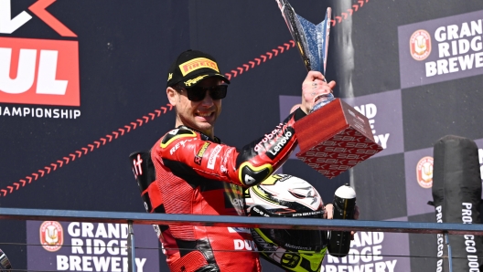 Alvaro Bautista esulta sul podio