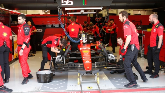 Il lavoro ai box della Ferrari nei test in Bahrain. EPA