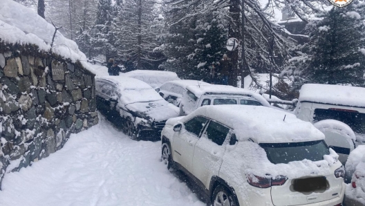 Una decina di auto sono state coinvolte in una carambola a Cervinia, 26 febbraio 2023. Il maxi-incidente - che ha provocato danni ai mezzi ma senza feriti tra conducenti, passeggeri e pedoni -  avvenuto alle 11.30 in frazione Cielo Alto ed  stato probabilmente provocato dalla neve caduta sulla carreggiata. Sul posto sono intervenuti i vigili del fuoco che, con l'ausilio di polizia locale e carabinieri, in circa tre ore di lavoro sono riusciti a rimuovere le autovetture e a ripristinare la viabilit. ANSA/ VIGILI DEL FUOCO +++ ANSA PROVIDES ACCESS TO THIS HANDOUT PHOTO TO BE USED SOLELY TO ILLUSTRATE NEWS REPORTING OR COMMENTARY ON THE FACTS OR EVENTS DEPICTED IN THIS IMAGE; NO ARCHIVING; NO LICENSING +++ NPK +++