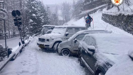 Una decina di auto sono state coinvolte in una carambola a Cervinia, 26 febbraio 2023. Il maxi-incidente - che ha provocato danni ai mezzi ma senza feriti tra conducenti, passeggeri e pedoni -  avvenuto alle 11.30 in frazione Cielo Alto ed  stato probabilmente provocato dalla neve caduta sulla carreggiata. Sul posto sono intervenuti i vigili del fuoco che, con l'ausilio di polizia locale e carabinieri, in circa tre ore di lavoro sono riusciti a rimuovere le autovetture e a ripristinare la viabilit. ANSA/ VIGILI DEL FUOCO +++ ANSA PROVIDES ACCESS TO THIS HANDOUT PHOTO TO BE USED SOLELY TO ILLUSTRATE NEWS REPORTING OR COMMENTARY ON THE FACTS OR EVENTS DEPICTED IN THIS IMAGE; NO ARCHIVING; NO LICENSING +++ NPK +++