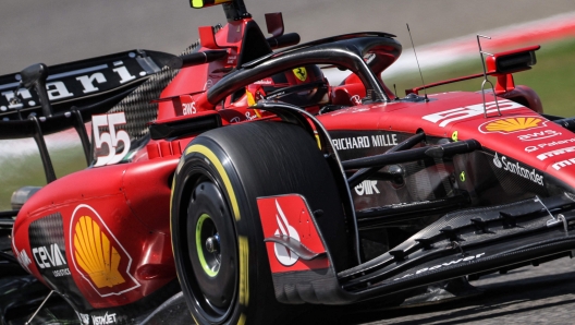 Carlos Sainz in azione con la Ferrari SF-23 nei test in Bahrain. AFP