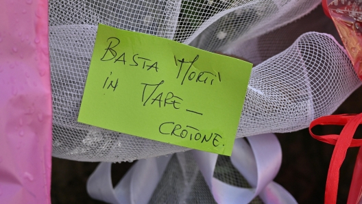 Mazzi di fiori e bigliettini davanti al palazzetto dello sport al cui interno sono custodite le bare con i resti dei migranti morti nel naufragio, Crotone, 27 febbraio 2023. ANSA/CARMELO IMBESI