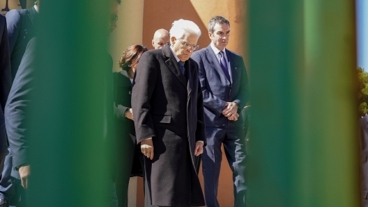 Foto Antonino Durso/LaPresse 02 Marzo 2023 Crotone, Italia - cronaca - Il Presidente della Repubblica Italiana Sergio Mattarella al PalaMilone di Crotone ha reso omaggio alle vittime del naufragio. Nella foto: il Presidente Mattarella al palazzetto dello sport PalaMilone rende omaggio alle vittime