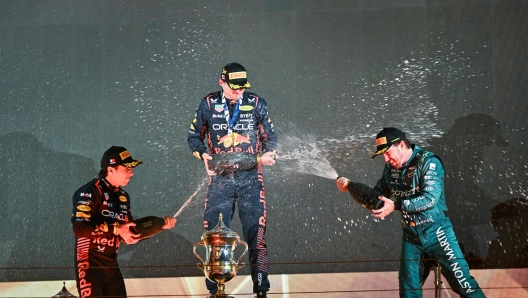 Da sinistra Perez, Verstappen e Alonso sul podio del Bahrain. AFP