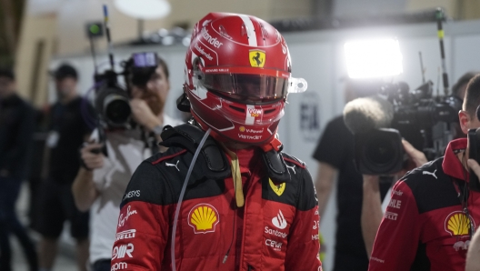 Charles Leclerc rientra ai box dopo il ritiro in Bahrain. Lapresse