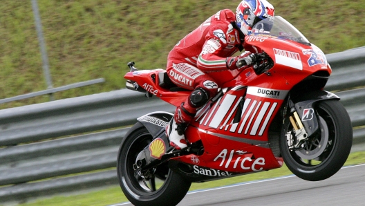 Casey Stoner in azione sulla Desmosedici GP07. AP