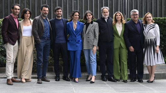 (S-D) Il cast con Adriano Falivene, Marianna Robustelli, Enrico Ianniello, Lino Guanciale, Serena Iansiti, Maria Vera Ratti, il regista Gianpaolo Tescari, Fiorenza DÕAntonio, Antonio Milo e Fabrizia Sacchi durante il photocall della serie tv Rai ÔIl commissario RicciardiÕ , Roma, 24 febbraio 2023. ANSA/RICCARDO ANTIMIANI