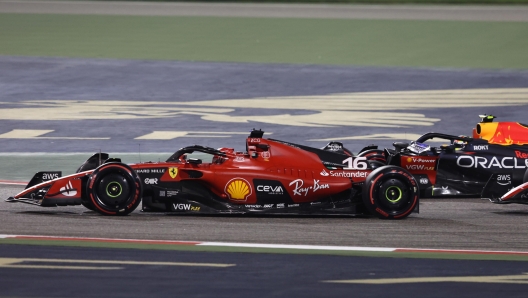 Charles Leclerc passa Perez al via del GP del Bahrain. EPA