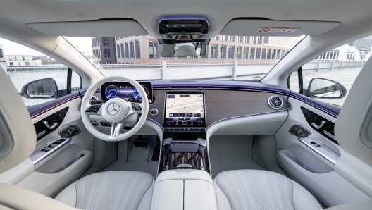 Mercedes-Benz EQE 350+ Electric Art (Stromverbrauch kombiniert (WLTP):  18,7-15,9 kWh/100 km; CO2-Emissionen kombiniert (WLTP): 0 g/km); Exterieur: Opalithweiß; Interieur: Gelb Helios/Weiß;Stromverbrauch kombiniert (WLTP):  18,7-15,9 kWh/100 km; CO2-Emissionen kombiniert (WLTP): 0 g/km*

Mercedes-Benz EQE 350 Electric Art (combined electrical consumption (WLTP): 18,7-15,9 kWh/100 km; combined CO2 emissions (WLTP): 0 g/km); Exterior: opalite white, Interior: yellow helios/white;Combined electrical consumption (WLTP): 18,7-15,9 kWh/100 km; combined CO2 emissions (WLTP): 0 g/km