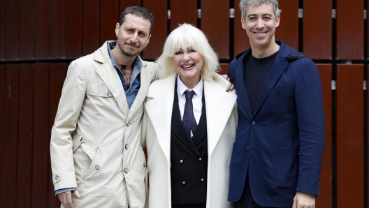 Loretta Goggi (C) con Luca Bizzarri (S) e Paolo Kessisoglu durante il photocall del nuovo programma di Rai Uno, Benedetta Primavera, Roma, 9 marzo 2023. ANSA/FABIO FRUSTACI