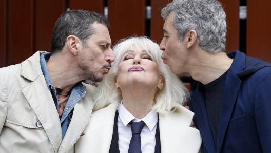 Loretta Goggi (C) con Luca Bizzarri (S) e Paolo Kessisoglu durante il photocall del nuovo programma di Rai Uno, Benedetta Primavera, Roma, 9 marzo 2023. ANSA/FABIO FRUSTACI