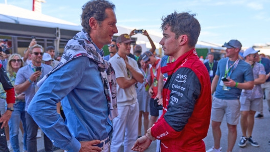 Da sinistra John Elkann e Charles Leclerc