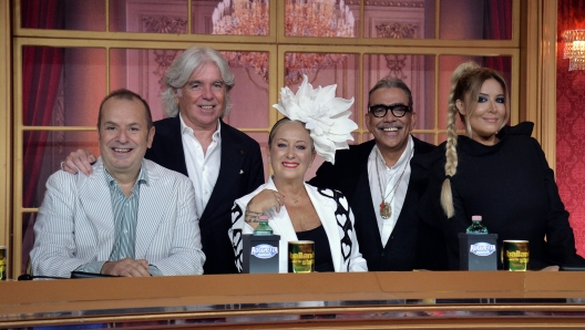 La Giuria composta da Fabio Canino, Ivan Zazzaroni, Carolyn Smith, Guillermo Mariotto e Selvaggia Lucarelli nella prima puntata della trasmissione "Ballando con le Stelle", Roma, 08 ottobre 2022.  ANSA/FABIO CIMAGLIA