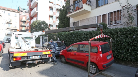 Foto Stefano Porta/LaPresse  10 Marzo 2022 Milano, Italia  News Il servizio di rimozione forzata del Comune di Milano e Polizia Locale al lavoro per rimuovere le automobili parcheggiate in divieto di sosta in Via Desiderio Nella foto:   - Foto Stefano Porta/LaPresse   10 Marzo 2022 Milano, Italia   News  Il servizio di rimozione forzata del Comune di Milano e Polizia Locale al lavoro per rimuovere le automobili parcheggiate in divieto di sosta in Via Desiderio - fotografo: Foto Stefano Porta/LaPresse