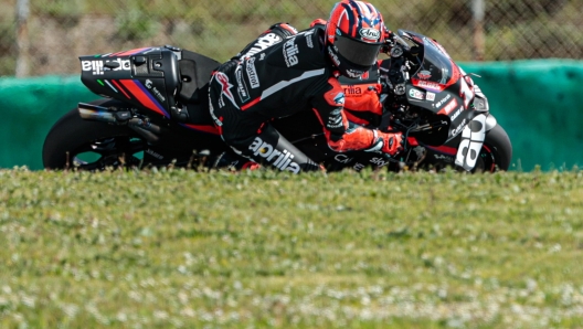 epa10517008 Spanish Moto GP driver of Aprilia Racing, MaverickViÃ±ales, in action during the training sessions at Algarve International Circuit, in Portimao, southern Portugal, 12 March 2023. The motorcyling season 2023 kicks off with the Grand Prix of Portugal on 26 March 2023.  EPA/LUIS FORRA