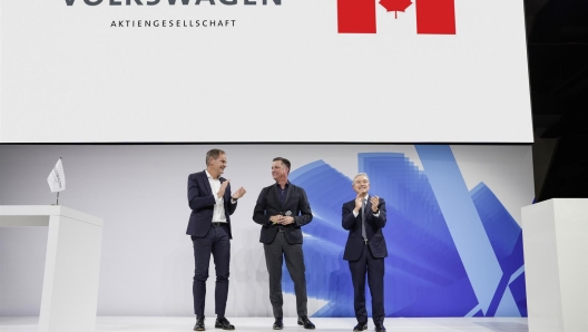 Oliver Blume (a sinistra) e il consiglio di amministrazione del gruppo Volkswagen hanno scelto il Canada per la prima gigafactory fuori dall'Europa