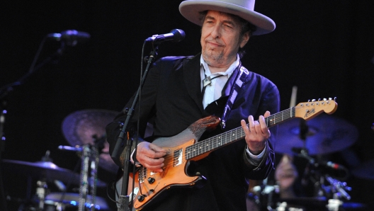 (FILES) In this file photo taken on July 22, 2012 US legend Bob Dylan performs on stage during the 21st edition of the Vieilles Charrues music festival in Carhaix-Plouguer, western France. - A woman who sued Bob Dylan for allegedly sexually abusing her when she was 12 has dropped her case, just after the folk-rock artist's legal team accused her of destroying evidence. In August of last year the plaintiff, who remains unnamed and was identified only as J.C., had filed a suit alleging that Dylan abused her over a six-week period between April and May of 1965 (Photo by Fred TANNEAU / AFP)