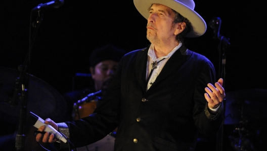 (FILES) In this file photo taken on July 22, 2012 US legend Bob Dylan performs on stage during the 21st edition of the Vieilles Charrues music festival in Carhaix-Plouguer, western France. - A woman who sued Bob Dylan for allegedly sexually abusing her when she was 12 has dropped her case, just after the folk-rock artist's legal team accused her of destroying evidence. In August of last year the plaintiff, who remains unnamed and was identified only as J.C., had filed a suit alleging that Dylan abused her over a six-week period between April and May of 1965 (Photo by Fred TANNEAU / AFP)