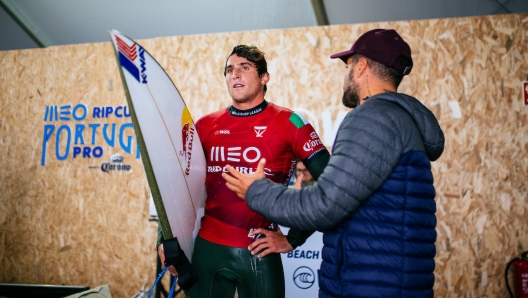 Leo insieme al coach Adriano De Souza. Photo by Thiago Diz/World Surf League