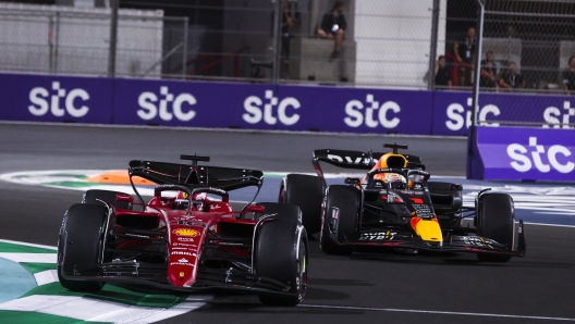 16 LECLERC Charles (mco), Scuderia Ferrari F1-75, 01 VERSTAPPEN Max (nld), Red Bull Racing RB18, action during the Formula 1 STC Saudi Arabian Grand Prix 2022, 2nd round of the 2022 FIA Formula One World Championship, on the Jeddah Corniche Circuit, from March 25 to 27, 2022 in Jeddah, Saudi Arabia - Photo Antonin Vincent / DPPI (Photo by ANTONIN VINCENT / Antonin Vincent / DPPI via AFP)