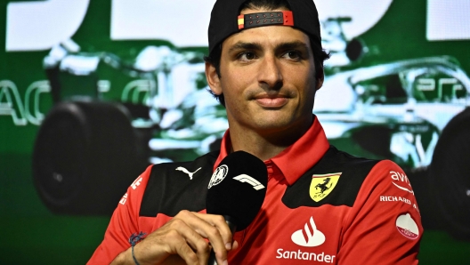 Carlos Sainz Jr in conferenza stampa a Jeddah. AFP