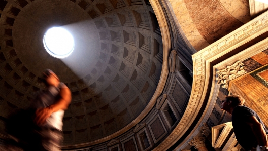 (FILES) In this file photo taken on August 07, 2010 tourists visit the Pantheon monument in downtown Rome. - The access to the Pantheon, one of the oldest ancient Roman monuments in the city, has been free so far, but a new agreement between the Culture Ministry, the city of Rome and the administration of the monument, lade public on March 16, 2023, has decided for the introduction of an entrance fee for visitors that should not exceed 5 euros, which will be introduced as soon as the technical steps necessary to allow visitors to purchase the tickets are completed. (Photo by Tiziana FABI / AFP)