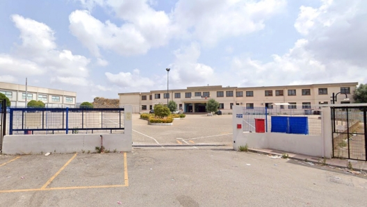 Esterno della scuola "Guarino" di via Capitano Basile, a Favara, in provincia di Agrigento, in cui un bambino di 12 anni è morto mentre giocava a basket nella palestra della scuola, 22 marzo 2023. GoogleMaps + ATTENZIONE LA FOTO NON PUO' ESSERE PUBBLICATA O RIPRODOTTA SENZA L'AUTORIZZAZIONE DELLA FONTE DI ORIGINE CUI SI RINVIA + NPK