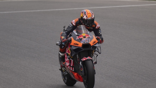 LAGOA, ALGARVE, PORTUGAL - MARCH 24:  Jack Miller of Australia and Bull KTM Factory Racing lifts the front wheel and  heads down a straight during the MotoGP Of Portugal - Free Practice at Autodromo do Algarve on March 24, 2023 in Lagoa, Algarve, Portugal. (Photo by Mirco Lazzari gp/Getty Images)