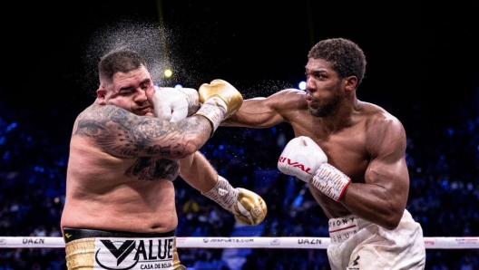 DIRIYAH, SAUDI ARABIA - DECEMBER 07: Anthony Joshua (r) punches Andy Ruiz Jr during the IBF, WBA, WBO & IBO World Heavyweight Title Fight between Andy Ruiz Jr and Anthony Joshua during the Matchroom Boxing 'Clash on the Dunes' show at the Diriyah Season on December 07, 2019 in Diriyah, Saudi Arabia. (Photo by Richard Heathcote/Getty Images)