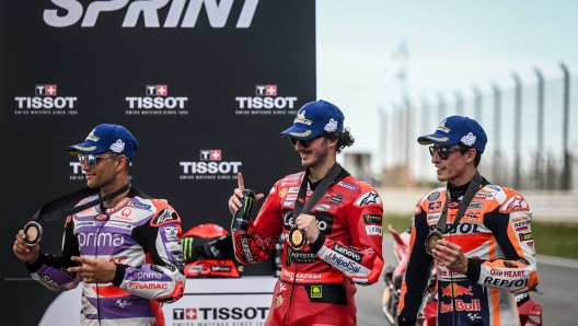 Francesco Bagnaia (al centro) tra Martin e Marquez. AFP