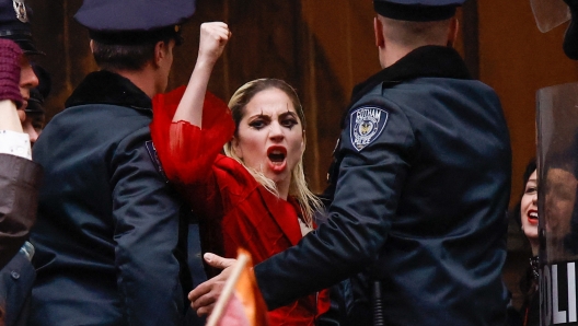 TOPSHOT - Lady Gaga performs during the filming of the movie "Joker: Folie  Deux" in New York on March 25, 2023. - The ?Joker' sequel starring Lady Gaga and Joaquin Phoenix filmed outside the courthouse where the grand jury investigating former US President Donald Trump meets. (Photo by KENA BETANCUR / AFP)