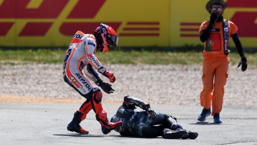 epa10544247 Spanish MotoGP rider Marc Marquez (L) of Repsol Honda Team tries to help Portuguese MotoGP rider Miguel Oliveira of CryptoDATA RNF MotoGP Team after a crash during the MotoGP race at the Motorcycling Grand Prix of Portugal at Algarve International race track, Portimao, Portugal, 26 March 2023.  EPA/NUNO VEIGA