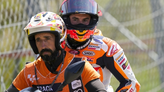 Marc Marquez torna ai box dopo l'incidente a Oliveira. AP