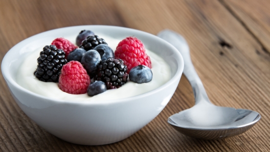 Snack salutari e dietetici yogurt con frutta